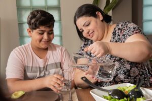Women on Saxenda cooking with son